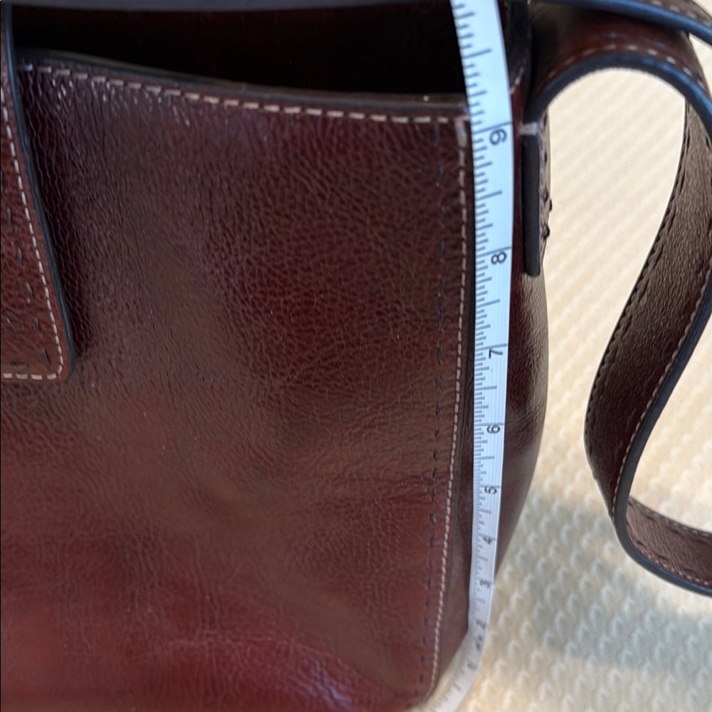 Fossil Brown Leather Shoulder Bag with Timeless Design - Picture 6 of 13